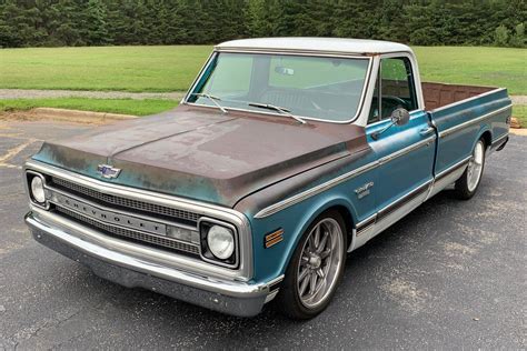 Summit Classics brings you another special truck. 1971 Chevrolet C10 pickup Long box.Equipped with a 350 V8 and Automatic Transmission and Air Conditioning. Power Steering and Power Brakes , upgraded stereo and sliding rear window.This truck drives like a new truck, no sque... Trade-in Online. $58,750.